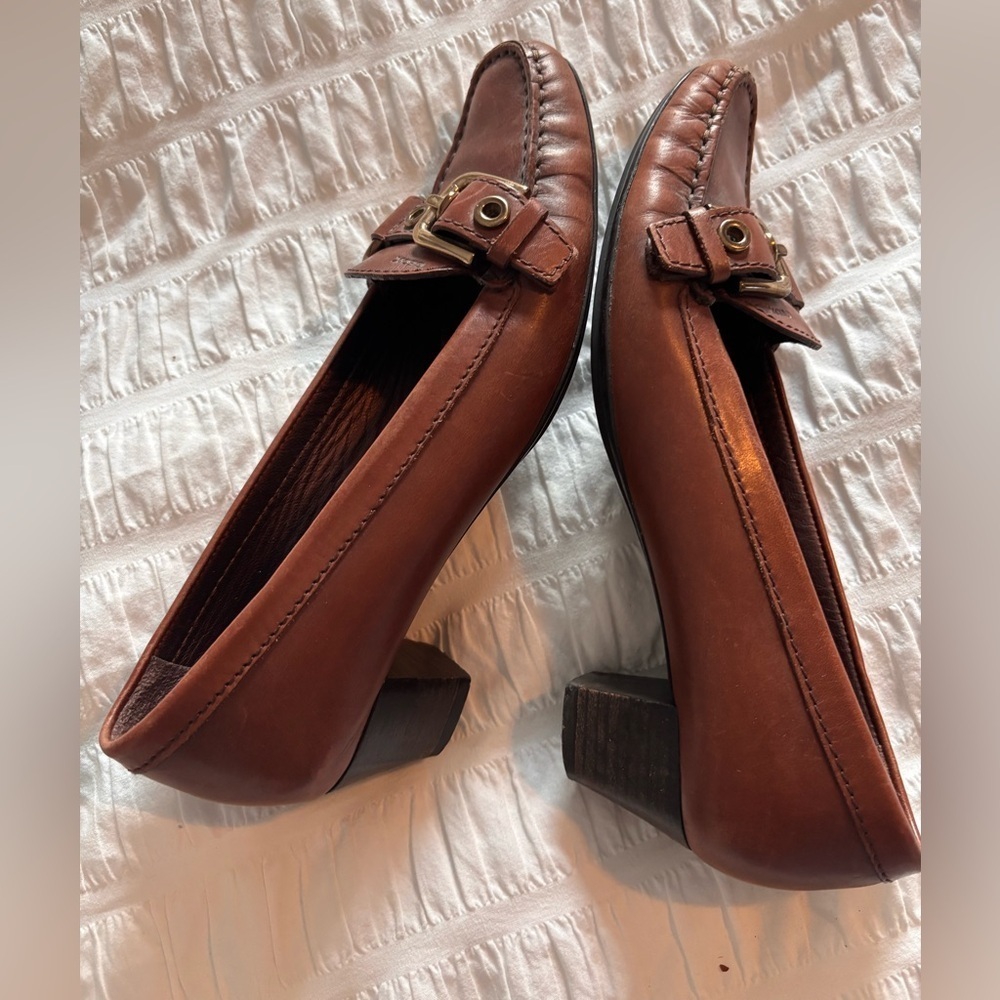 Geox Women's Tan Leather Loafers with Gold Accents - Picture 3 of 4